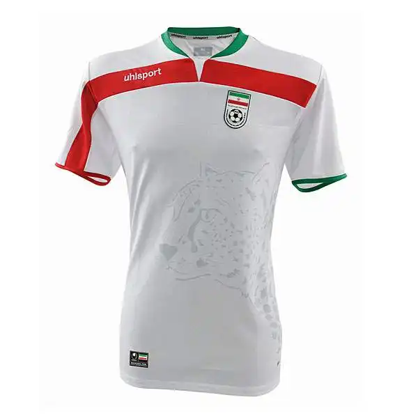 Bianco, rosso e verde per la prima maglia dell'Iran: sono i colori della bandiera.