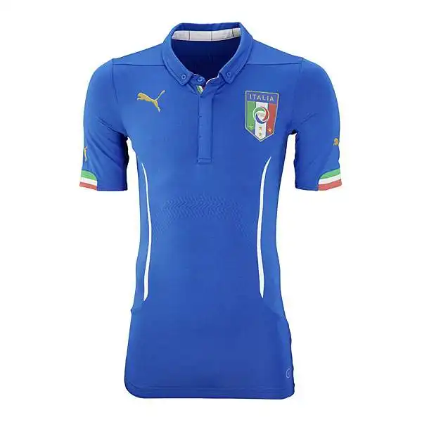 Azzurro, e come potrebbe essere altrimenti, per la prima maglia dell'Italia.