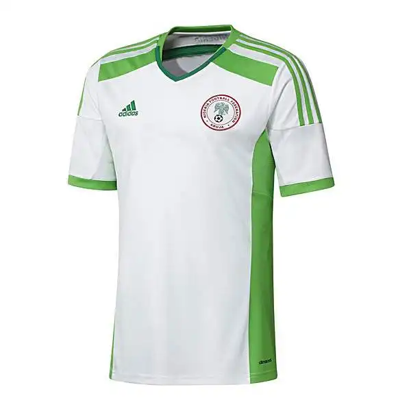 Bianco, con inserti verdi, per la seconda maglia della Nigeria.