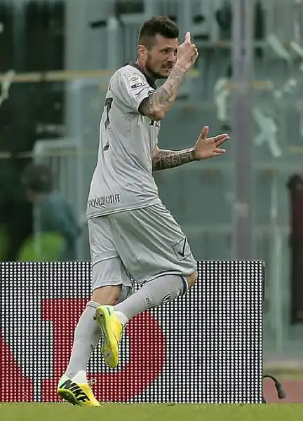 Il Chievo vince a Livorno una partita fondamentale per il suo campionato con una tripletta di Paloschi ed un  gol di Thereau, a nulla valgono i gol labronici di Paulinho e SIligardi.