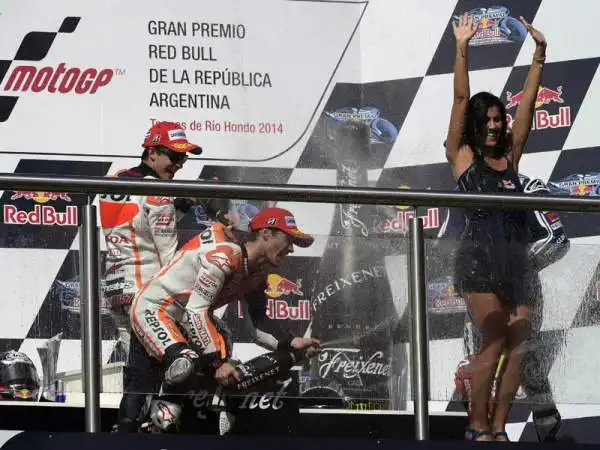 In Argentina Marquez cala il tris. Il campione del mondo vince ancora. Alle sue spalle Pedrosa beffa Lorenzo. Valentino Rossi quarto, Iannone sesto.