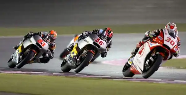 Marquez doma un grande Vale Rossi. Il centauro della Honda vince a Losail dopo uno strepitoso duello con il Dottore. Terzo Pedrosa, caduto Lorenzo.