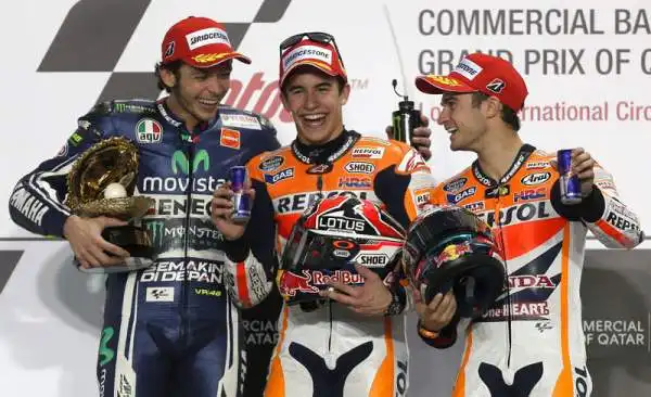 Marquez doma un grande Vale Rossi. Il centauro della Honda vince a Losail dopo uno strepitoso duello con il Dottore. Terzo Pedrosa, caduto Lorenzo.