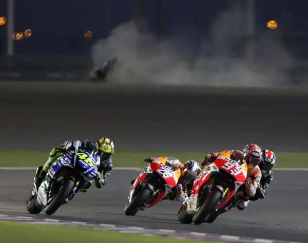 Marquez doma un grande Vale Rossi. Il centauro della Honda vince a Losail dopo uno strepitoso duello con il Dottore. Terzo Pedrosa, caduto Lorenzo.