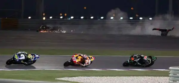 Marquez doma un grande Vale Rossi. Il centauro della Honda vince a Losail dopo uno strepitoso duello con il Dottore. Terzo Pedrosa, caduto Lorenzo.