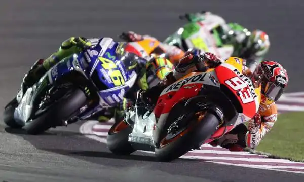 Marquez doma un grande Vale Rossi. Il centauro della Honda vince a Losail dopo uno strepitoso duello con il Dottore. Terzo Pedrosa, caduto Lorenzo.