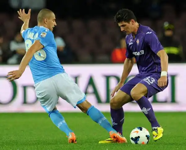 Fiorentina, colpaccio al San Paolo. I viola si impongono per 1-0 sul Napoli grazie alla rete di Joaquin. Espulso Ghoulam al 37'.