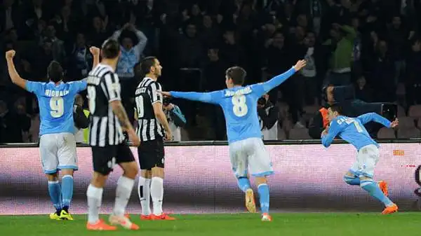 Il Napoli vince 2-0 grazie a Callejon e Mertens. I partenopei rifilano la seconda sconfitta in campionato alla Juventus, che era in striscia positiva da 22 partite, e consolidano il terzo posto.