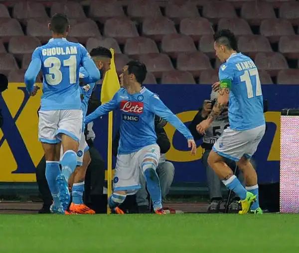 Il Napoli vince 2-0 grazie a Callejon e Mertens. I partenopei rifilano la seconda sconfitta in campionato alla Juventus, che era in striscia positiva da 22 partite, e consolidano il terzo posto.