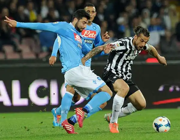 Il Napoli vince 2-0 grazie a Callejon e Mertens. I partenopei rifilano la seconda sconfitta in campionato alla Juventus, che era in striscia positiva da 22 partite, e consolidano il terzo posto.