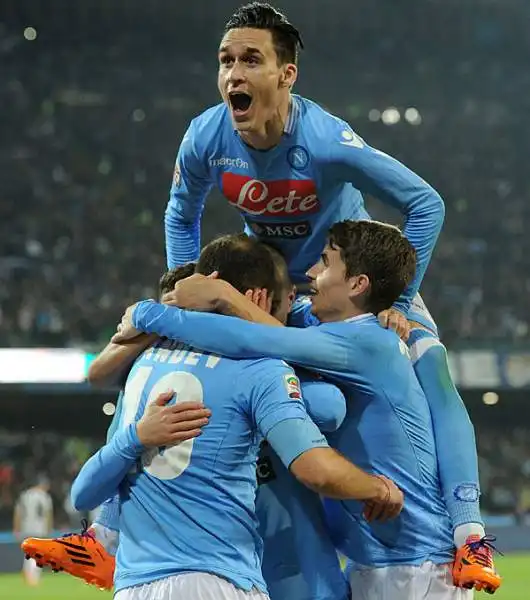 Il Napoli vince 2-0 grazie a Callejon e Mertens. I partenopei rifilano la seconda sconfitta in campionato alla Juventus, che era in striscia positiva da 22 partite, e consolidano il terzo posto.