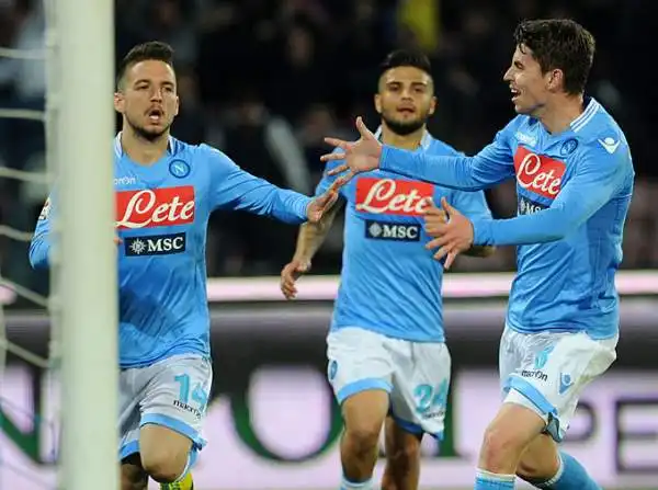 Il Napoli vince 2-0 grazie a Callejon e Mertens. I partenopei rifilano la seconda sconfitta in campionato alla Juventus, che era in striscia positiva da 22 partite, e consolidano il terzo posto.