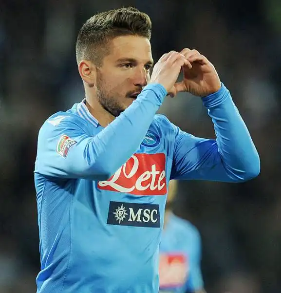 Il Napoli vince 2-0 grazie a Callejon e Mertens. I partenopei rifilano la seconda sconfitta in campionato alla Juventus, che era in striscia positiva da 22 partite, e consolidano il terzo posto.