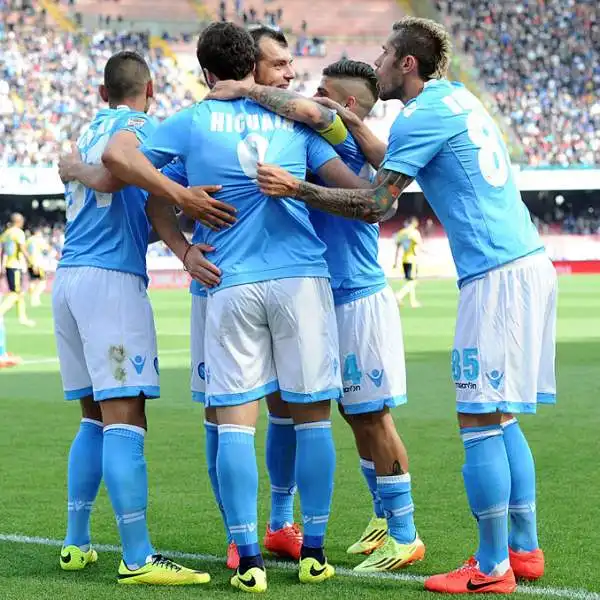 Tante emozioni al San Paolo. Con una tripletta di Higuain e una magia di Mertens il Napoli supera la Lazio. Non bastano le reti di Lulic e Onazi.