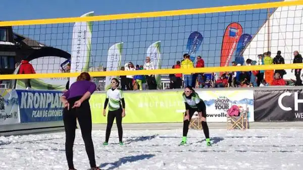 Giulia Rastelli e Giulia Decordi hanno formato il team Nutrilite al Plan de Corones, durante la tappa italiana dello Snow Volleyball Tour 2014 powered by Amway.