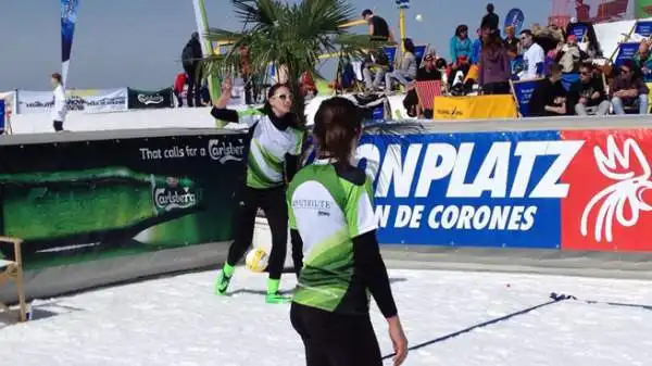 Giulia Rastelli e Giulia Decordi hanno formato il team Nutrilite al Plan de Corones, durante la tappa italiana dello Snow Volleyball Tour 2014 powered by Amway.