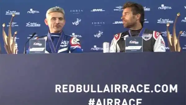 I due favoriti d'obbligo della Red Bull Air Race: il veterano Paul Bonhomme (che partecipa dal 2003) e lo scanzonato Hannes Arch, che gli strappò il titolo nel 2008 e da allora gli dà filo da torcere.