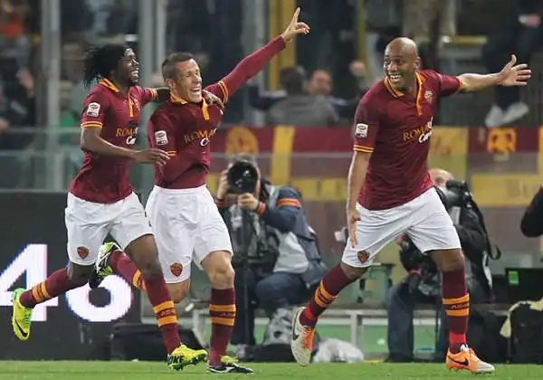 La Roma non molla e torna a -5. Settima vittoria consecutiva per i giallorossi che battono 3-1 l'Atalanta, gol di Taddei, Ljajic e Gervinho.