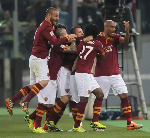 La Roma non molla e torna a -5. Settima vittoria consecutiva per i giallorossi che battono 3-1 l'Atalanta, gol di Taddei, Ljajic e Gervinho.