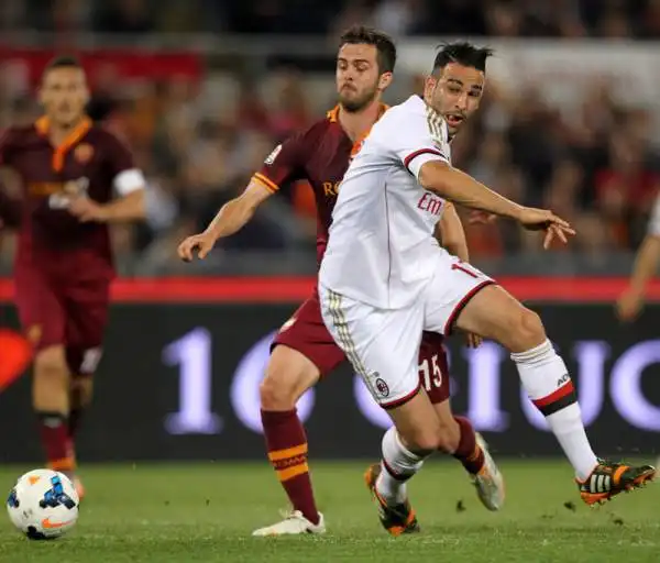 Pjanic e Gervinho stregano il Milan. La Roma regola per 2-0 i rossoneri all'Olimpico e centra la nona vittoria consecutiva, accorciando a -5 dalla Juventus.