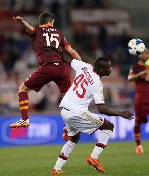 Pjanic e Gervinho stregano il Milan. La Roma regola per 2-0 i rossoneri all'Olimpico e centra la nona vittoria consecutiva, accorciando a -5 dalla Juventus.