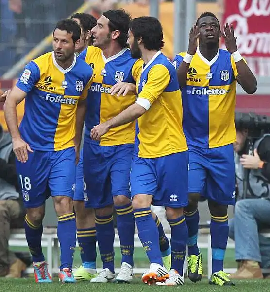 Gervinho, Totti, Pjanic e Taddei firmano il 4-2 ai ducali, in gol con Acquah e Biabiany, i giallorossi sono a -8 dalla Juventus.