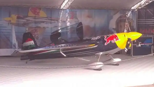 La seconda tappa del Red Bull Air Race, la serie motoristica più veloce al mondo, va a Hannes Arch, che in un finale palpitante prevale sul rivale di sempre Bonhomme. Sopresa Muroya al terzo posto.