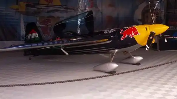 La seconda tappa del Red Bull Air Race, la serie motoristica più veloce al mondo, va a Hannes Arch, che in un finale palpitante prevale sul rivale di sempre Bonhomme. Sopresa Muroya al terzo posto.