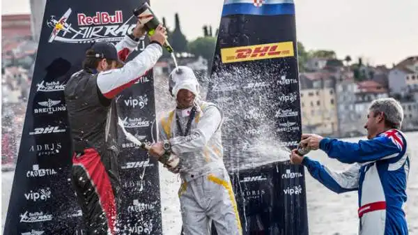 Red Bull Air Race, la Perla Blu dell'Adriatico impazzisce per la corsa motoristica più veloce al mondo. Trionfo per l'eroe del pubblico Hannes Arch. Sul podio anche Paul Bonhomme e Yoshihide Muroya.