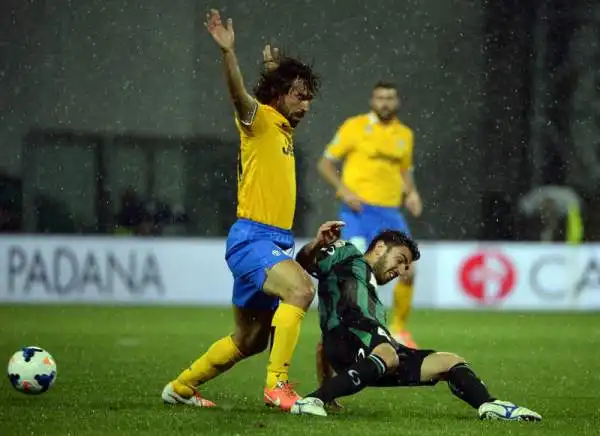 Tevez-Marchisio-Llorente, urlo scudetto. La Juventus supera per 3-1 in rimonta il Sassuolo e mantiene la Roma ad 8 punti: respinti i gufi, il titolo è a un passo.