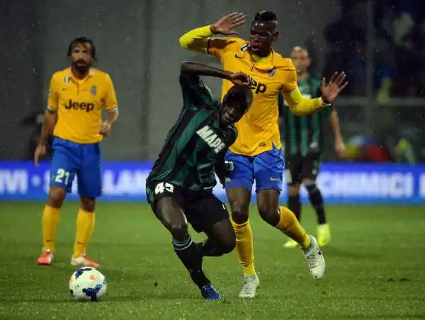 Tevez-Marchisio-Llorente, urlo scudetto. La Juventus supera per 3-1 in rimonta il Sassuolo e mantiene la Roma ad 8 punti: respinti i gufi, il titolo è a un passo.
