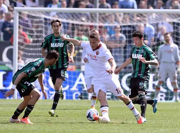 Vittoria sofferta per la Roma che espugna il Mapei Stadium di Reggio Emilia battendo il Sassuolo per 2-0: reti di Destro nel primo tempo e di Bastos allo scadere su assist di Totti.
