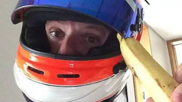 Gli scatti in solidarietà a Dani Alves: Rubens Barrichello, ex pilota di Formula 1.