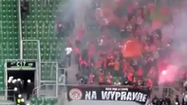 Momento di puro terrore durante un match della massima serie polacca, la sfida, decisamente sentita, tra Zaglebie Lubin e Slaskiem Wroclaw.