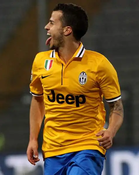 Al Friuli la Juventus fa sua la partita già nei primi 26 minuti con i gol di Giovinco e Llorente. La squadra di Conte torna così a +8 dalla Roma.