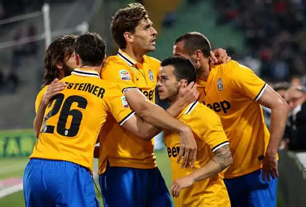Al Friuli la Juventus fa sua la partita già nei primi 26 minuti con i gol di Giovinco e Llorente. La squadra di Conte torna così a +8 dalla Roma.