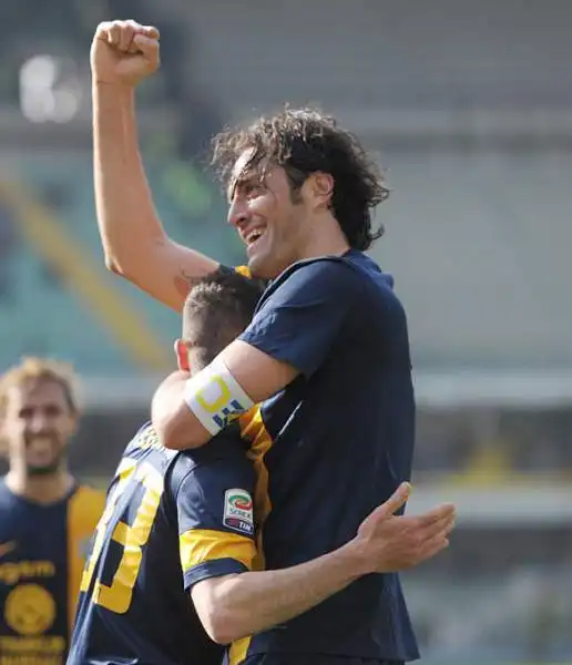 Il Verona si impone nettamente sul Genoa per 3-0 nonostante l'inferiorità numerica per tutta la ripresa; sblocca la partita un gol di Donadel, doppietta di Toni nel finale.